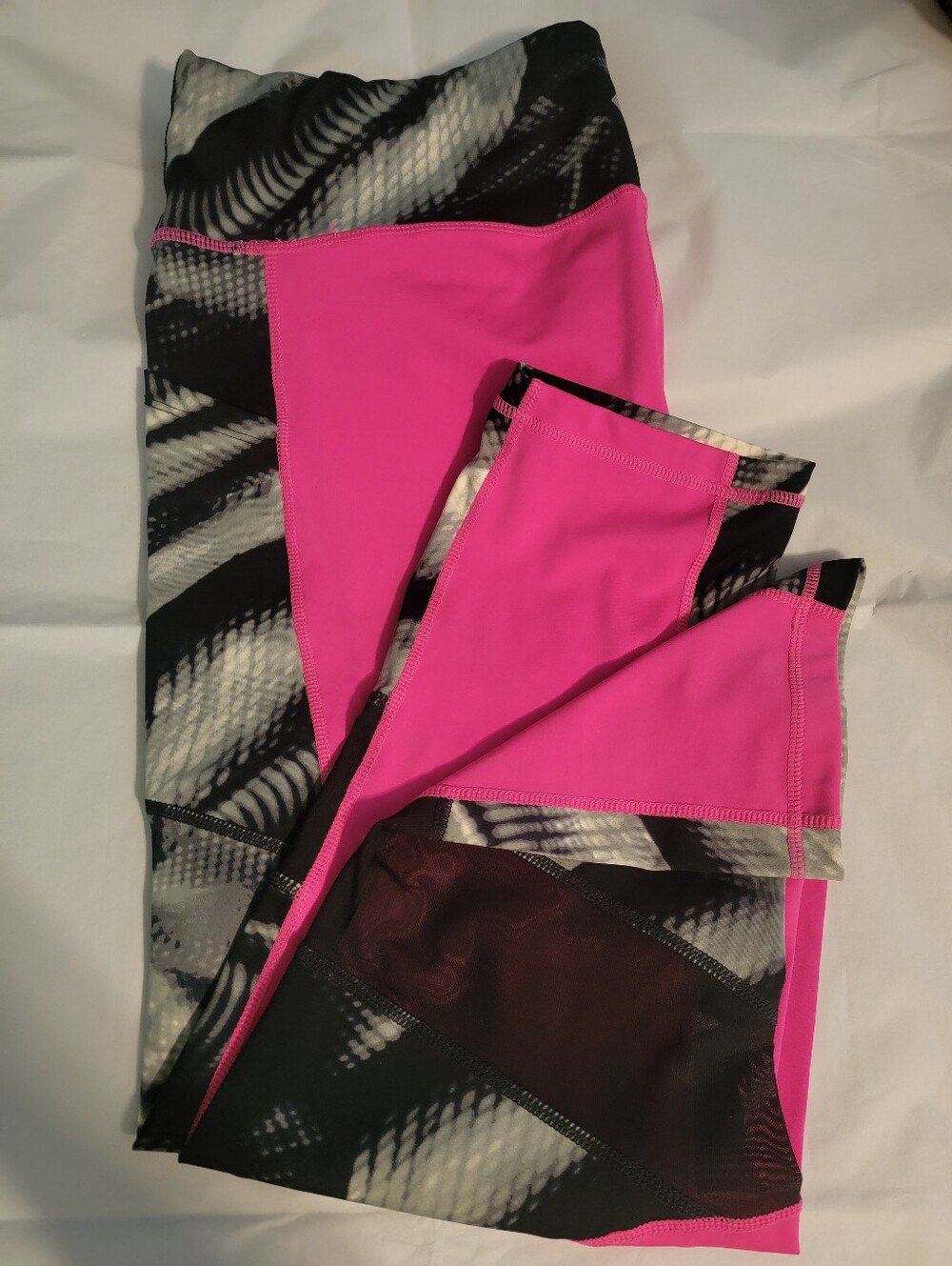 LuLaRoe Women's Capri Leggings in Hot Pink and Black Pattern